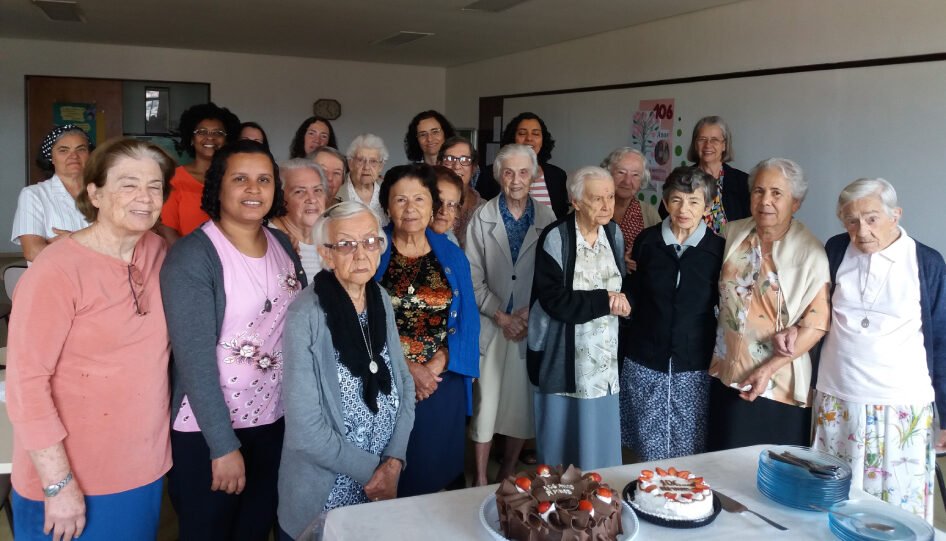 Grupo de senhoras em uma confraternização.