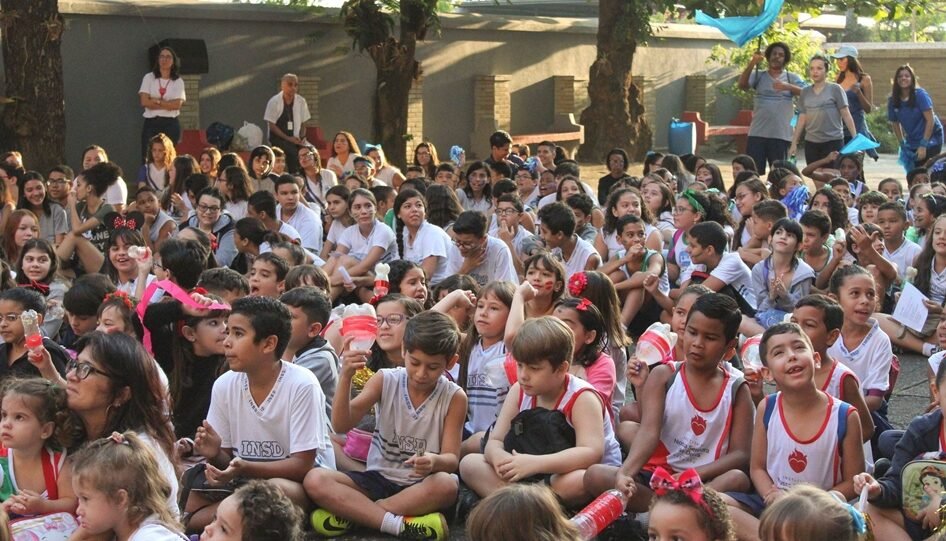 Grupo de crianças sentadas ao chão.