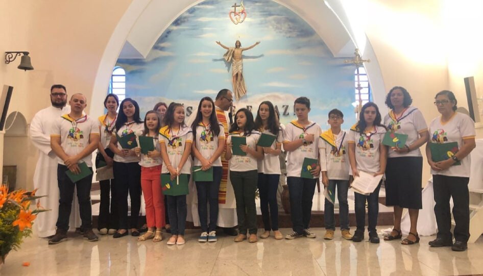 Grupo de pessoas em uma cerimônia religiosa, na igreja.