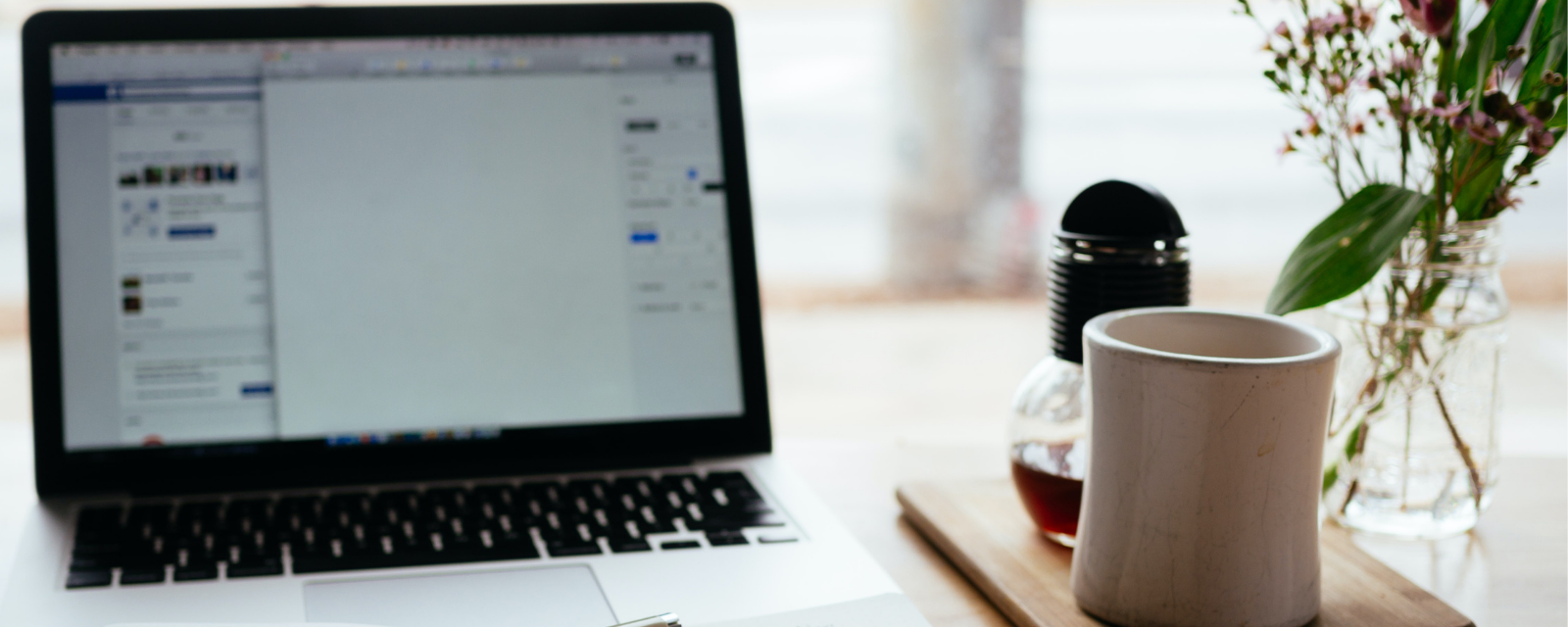 Computador em cima de uma mesa, simbolizando o contato com a congregação