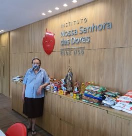 Irmã Ana recebendo as doações no INSD