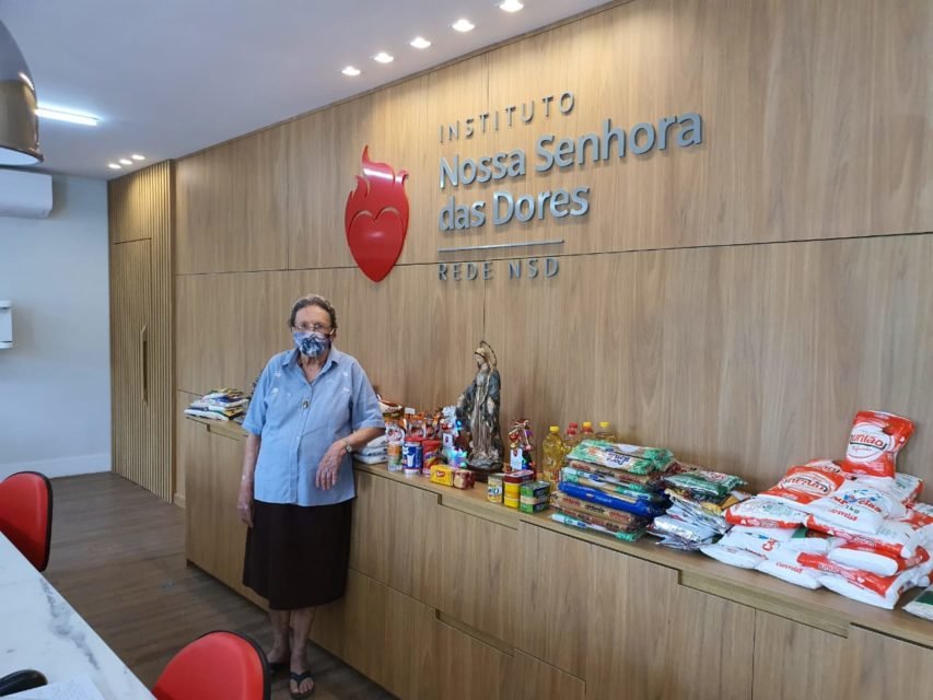 Irmã Ana recebendo as doações no INSD