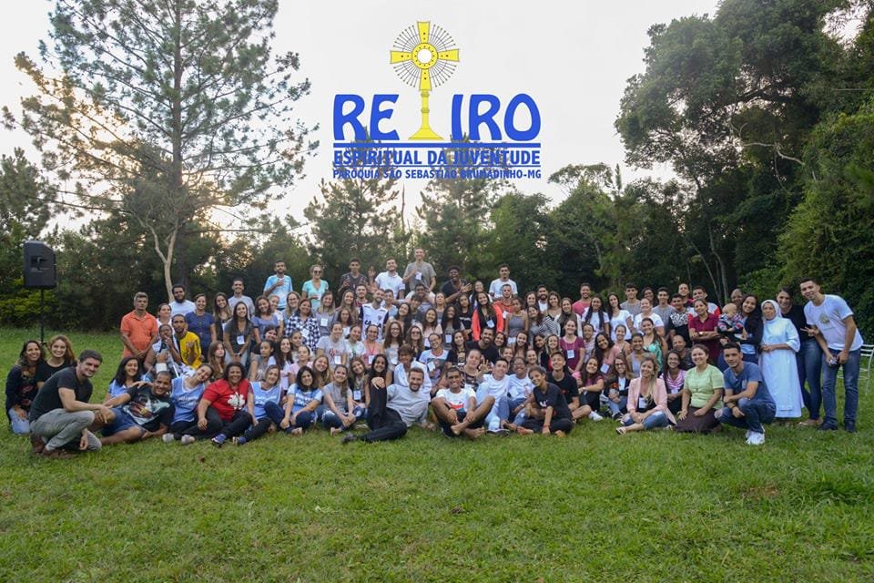 Jovens reunidos em Nova Lima