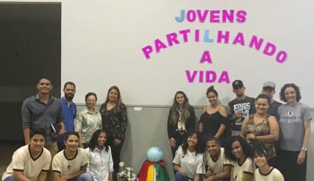 Grupo de pessoas do Seminário da Juventude, reunido em frente a um muro.